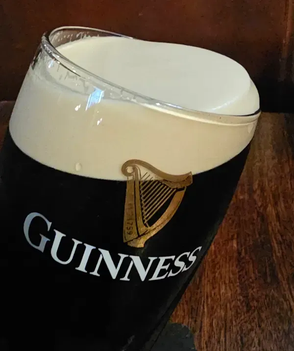 La schiuma della Guinness fa gli spigoli inclinando il bicchiere