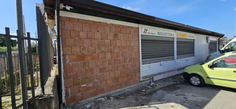 Abuso edilizio in stazione: il gestore del bar allarga i confini (ma paga lo Stato)