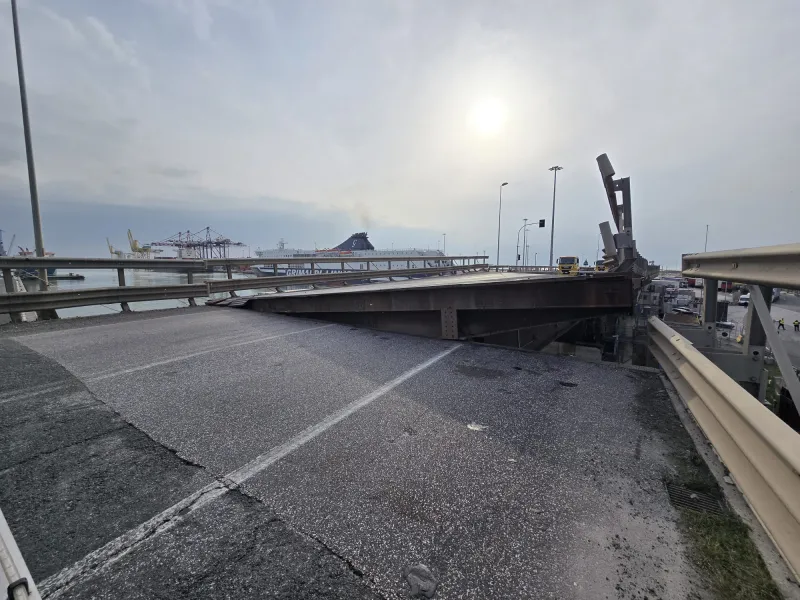 Cede il ponte mobile di Livorno