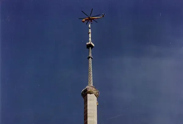 L'installazione dell'antenna della CN Tower