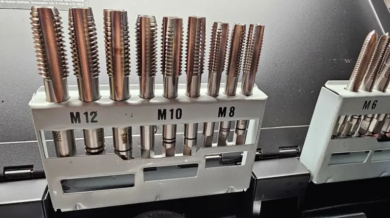 Come usare i maschi a mano per filettare: Guida alla filettatura interna