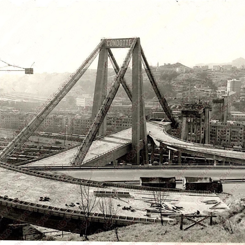Crolla a Genova il Ponte Morandi