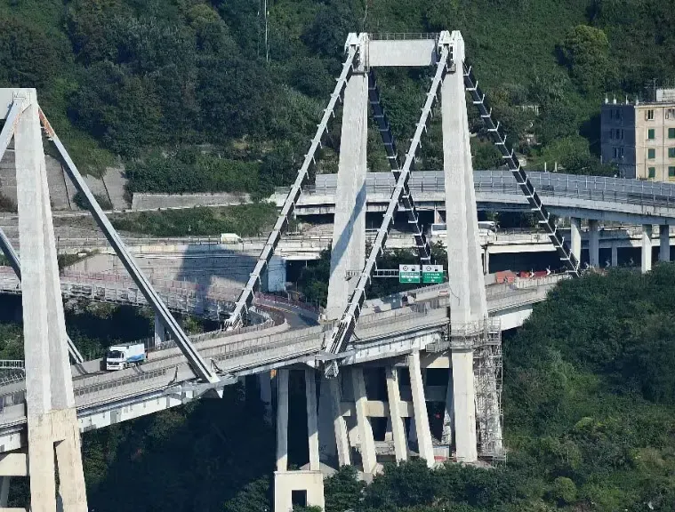 Particolare del retrofitting del 1993 sugli stralli della pila 11