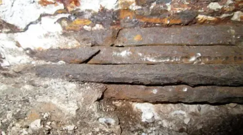 Ferro arrugginito nel ponte Morandi