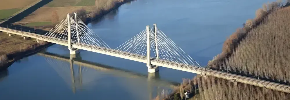Ponte strallato con stralli in acciaio