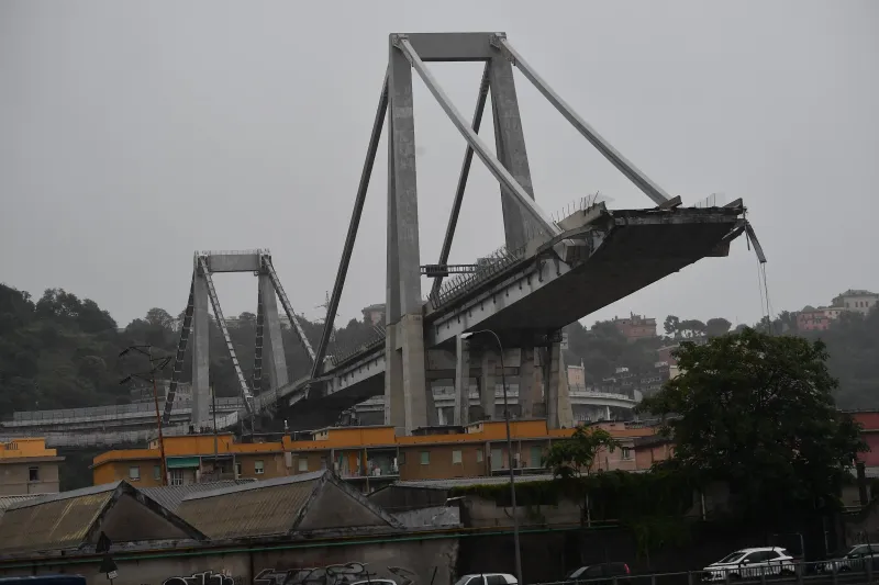 Crolla a Genova il Ponte Morandi