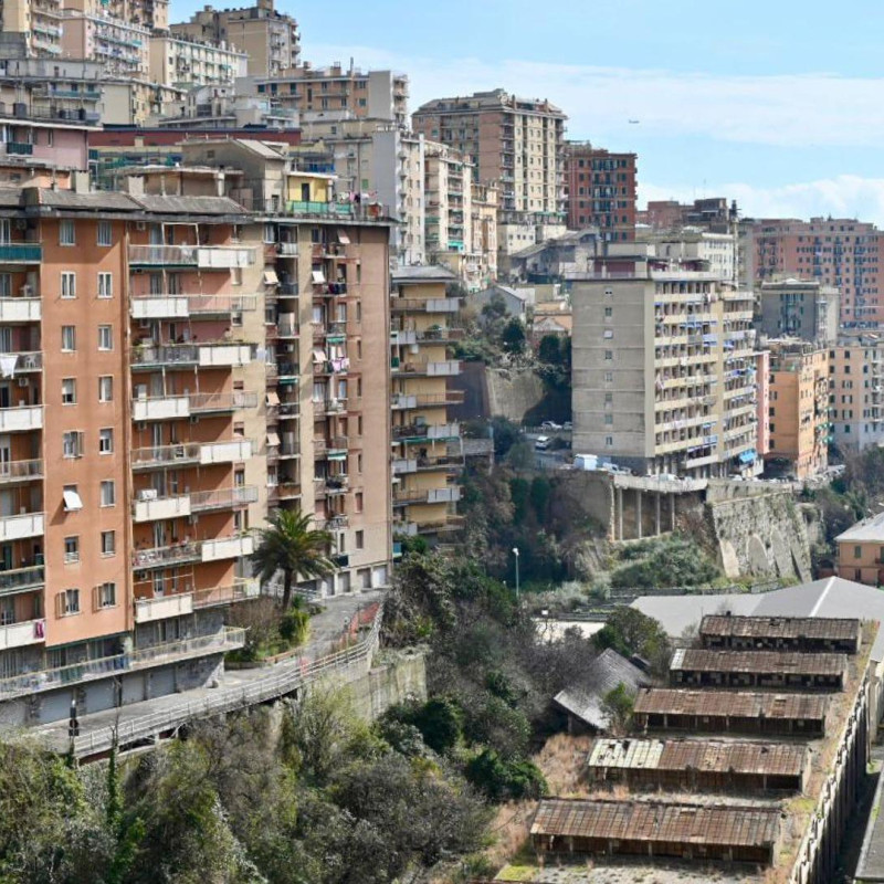 Crollato del tutto il muro pericolante di via Napoli
