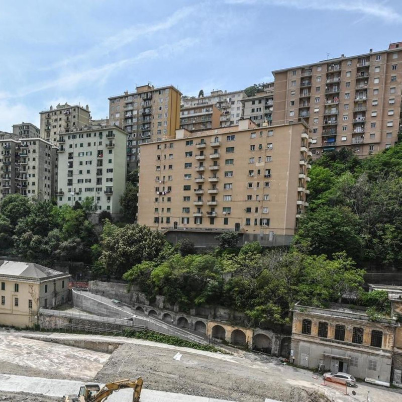 Crollato del tutto il muro pericolante di via Napoli