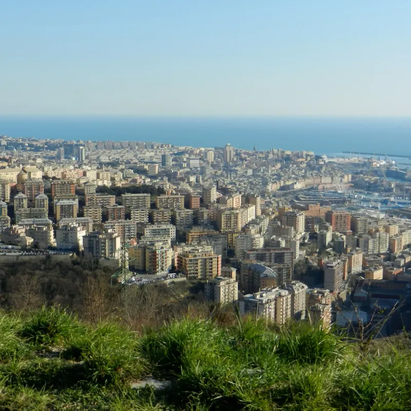 Crollato del tutto il muro pericolante di via Napoli