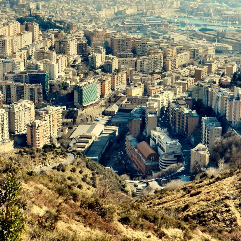 Crollato del tutto il muro pericolante di via Napoli