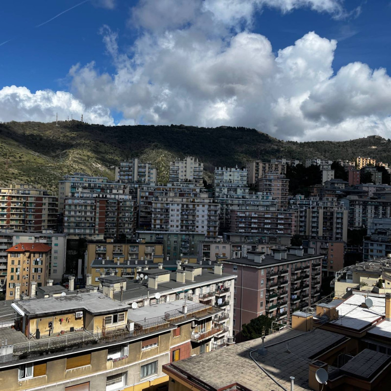 Crollato del tutto il muro pericolante di via Napoli