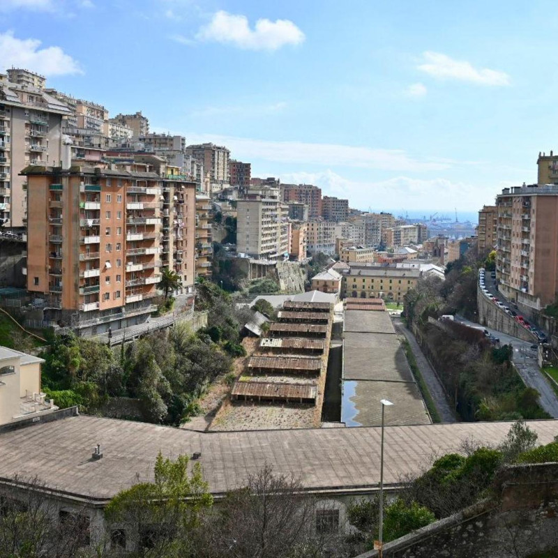 Crollato del tutto il muro pericolante di via Napoli