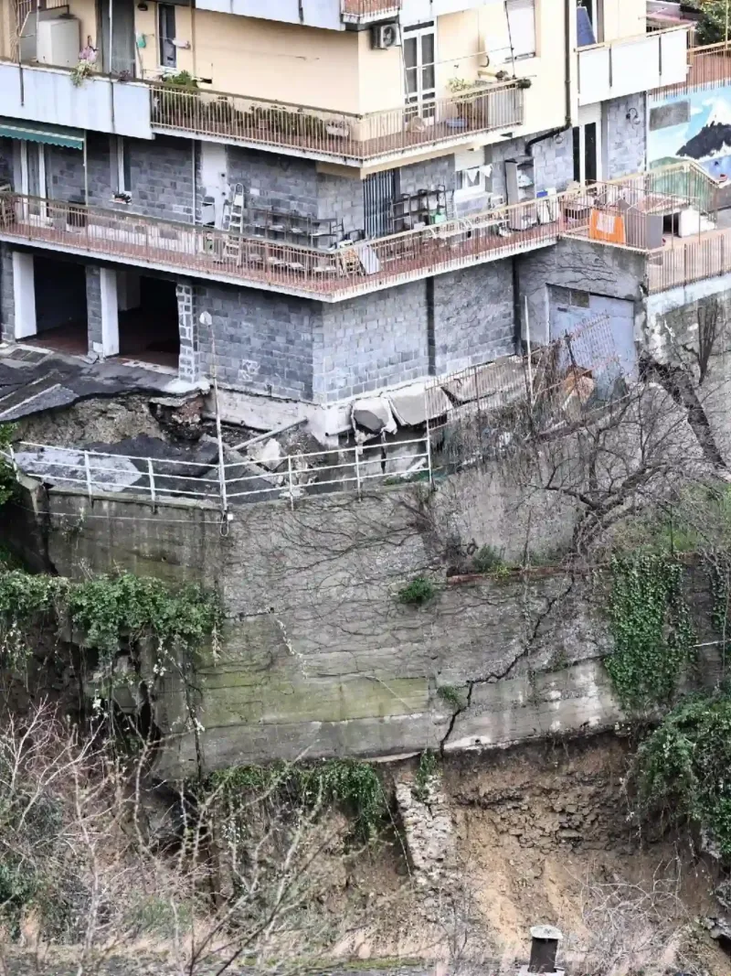 Crollato del tutto il muro pericolante di via Napoli