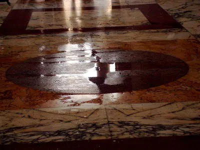 Pavimento bagnato nel Pantheon durante la pioggia