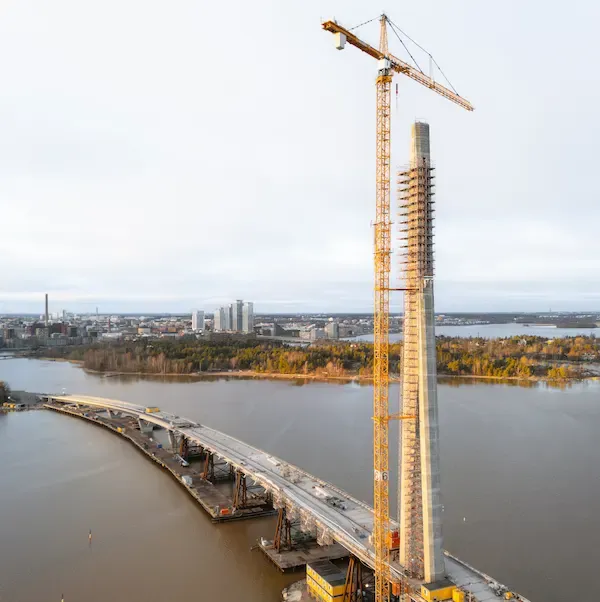 Il pilone del ponte Kruunuvuorensilta in costruzione