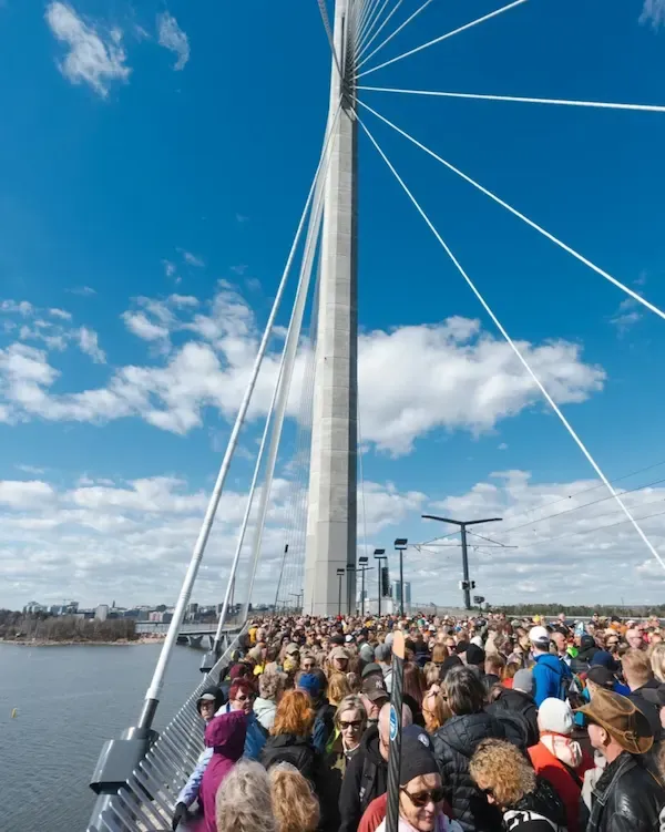 La folla all'inaugurazione