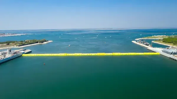 Vista di uno dei boccaporti con il Mose in funzione