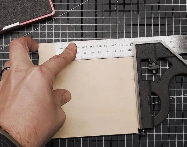 Verificare lo squadro tra due lati con la squadra combinata